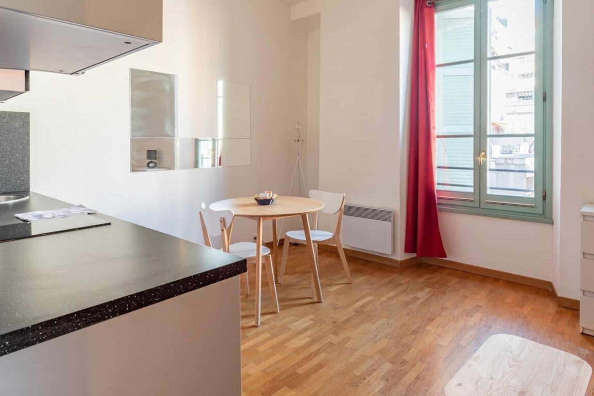 Very A Stone's Throw From The étoile Shopping Center Appartamento *