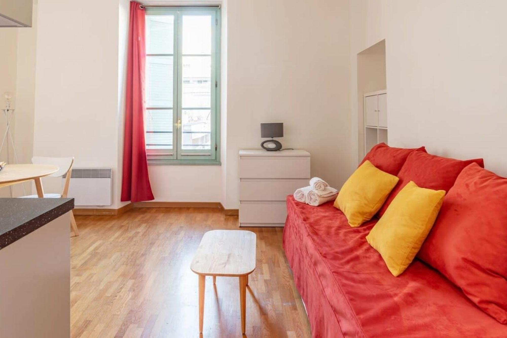 Very A Stone's Throw From The étoile Shopping Center Nizza